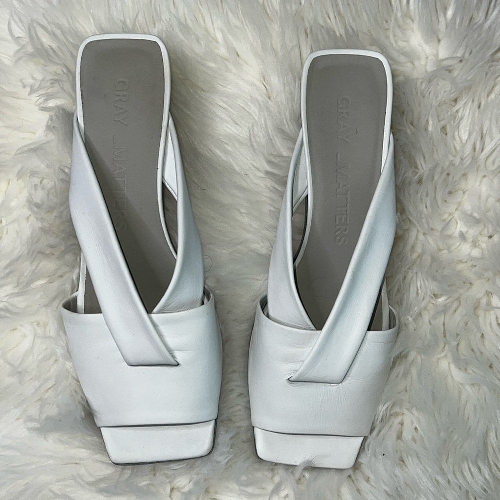 🔹 Gray Matters Loop Sandal